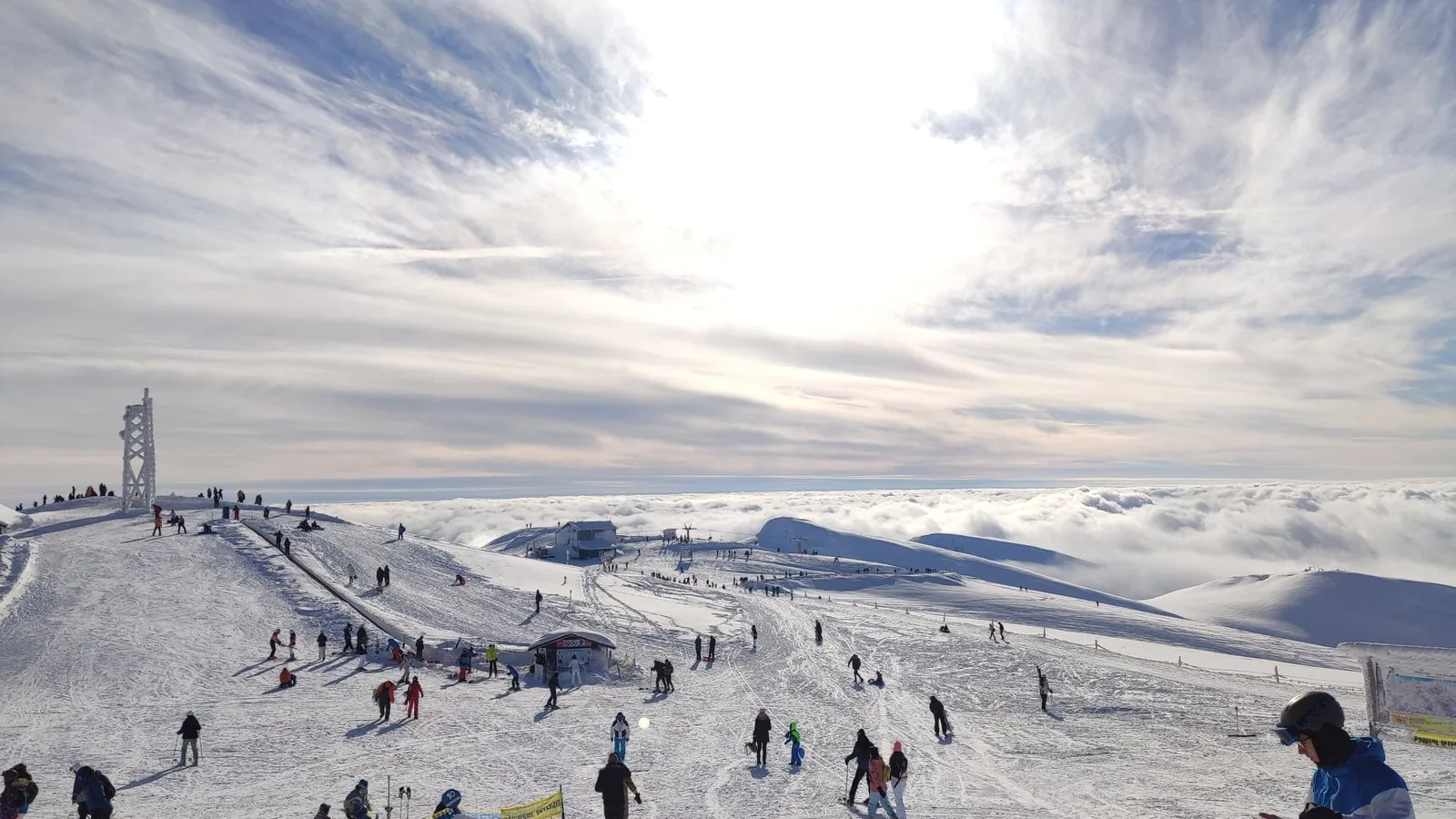 Cota 2000, Sinaia: schiori pe platou, deasupra mării de nori