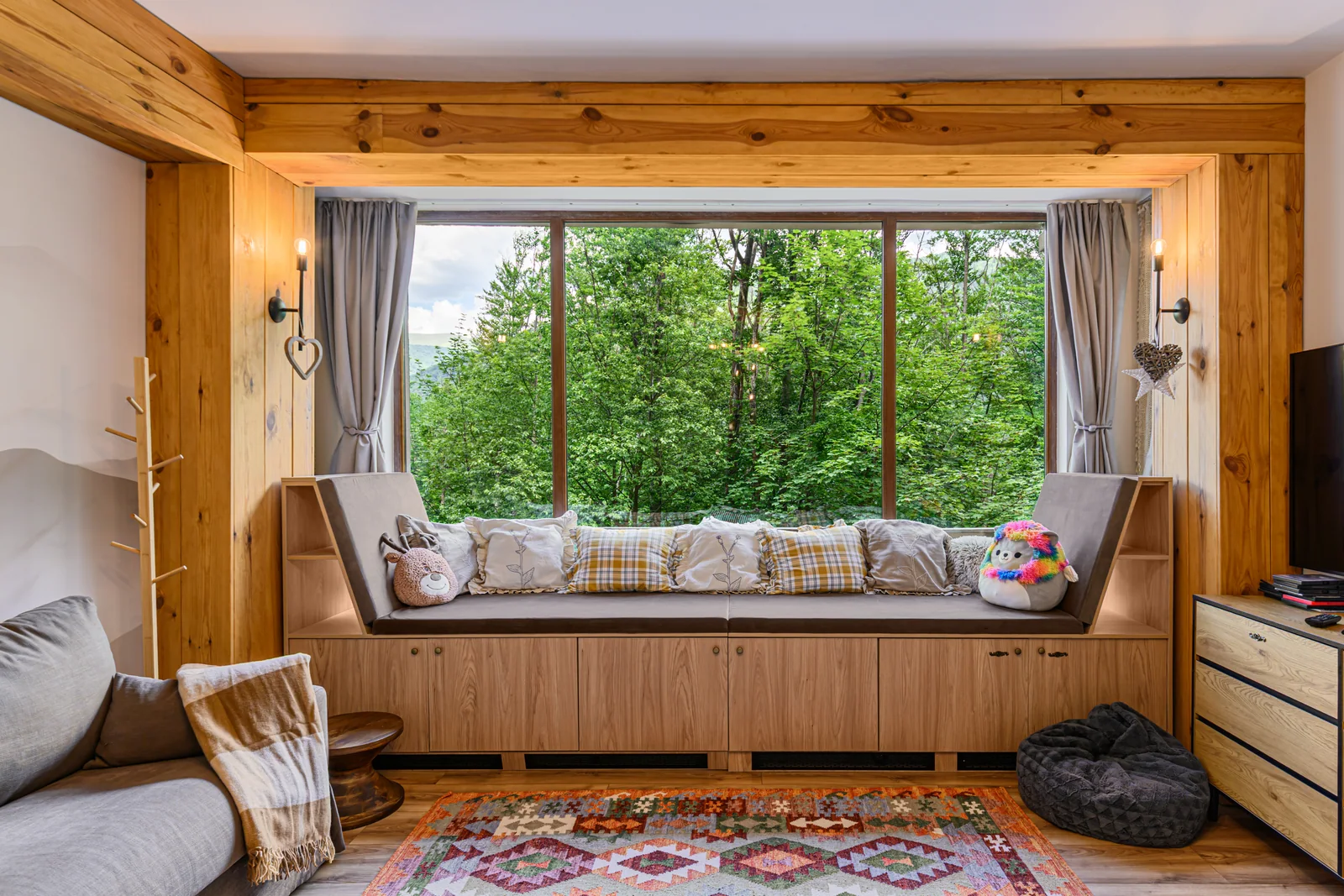Window seat overlooking the forest — Apartment 1
