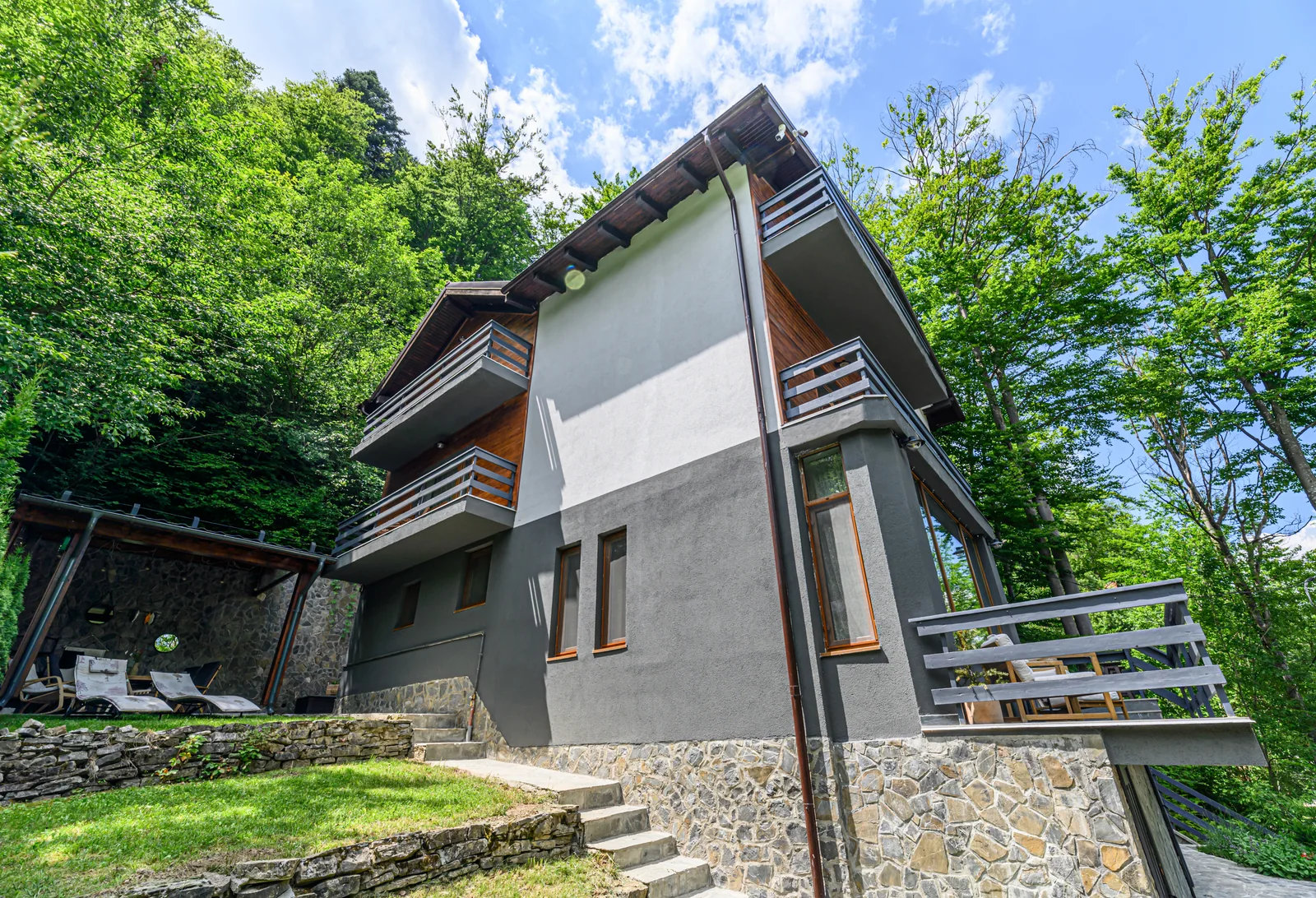 Villa façade and garden path — Hublou Home Sinaia